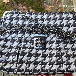 VINTAGE SONDRA ROBERTS BLACK AND WHITE HOUNDSTOOTH CHAIN FLAP BAG WITH TOGGLE